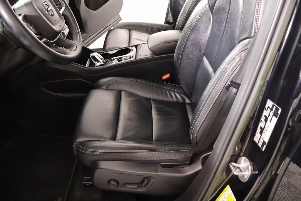 2023 Volvo XC40 B4 Plus Bright Theme