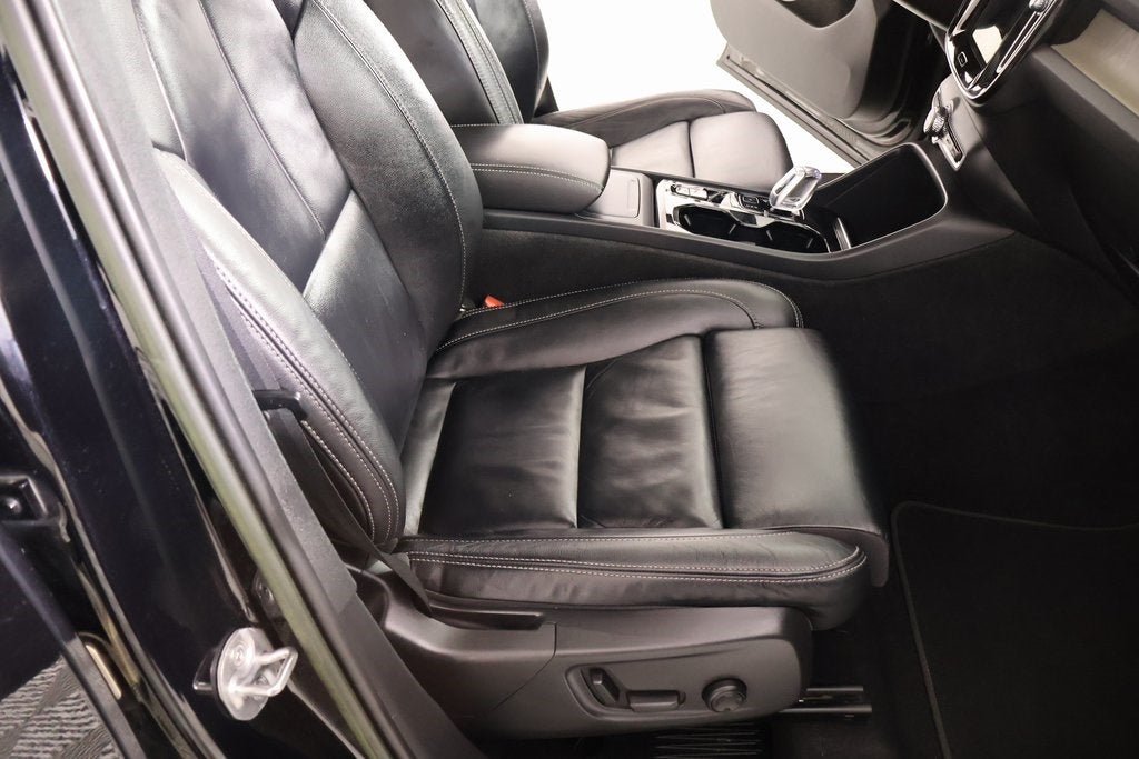 2023 Volvo XC40 B4 Plus Bright Theme