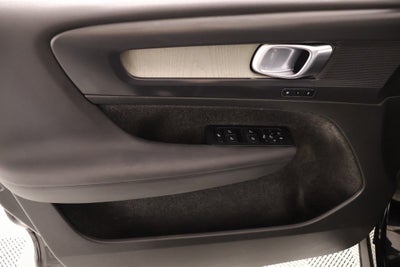 2023 Volvo XC40 B4 Plus Bright Theme