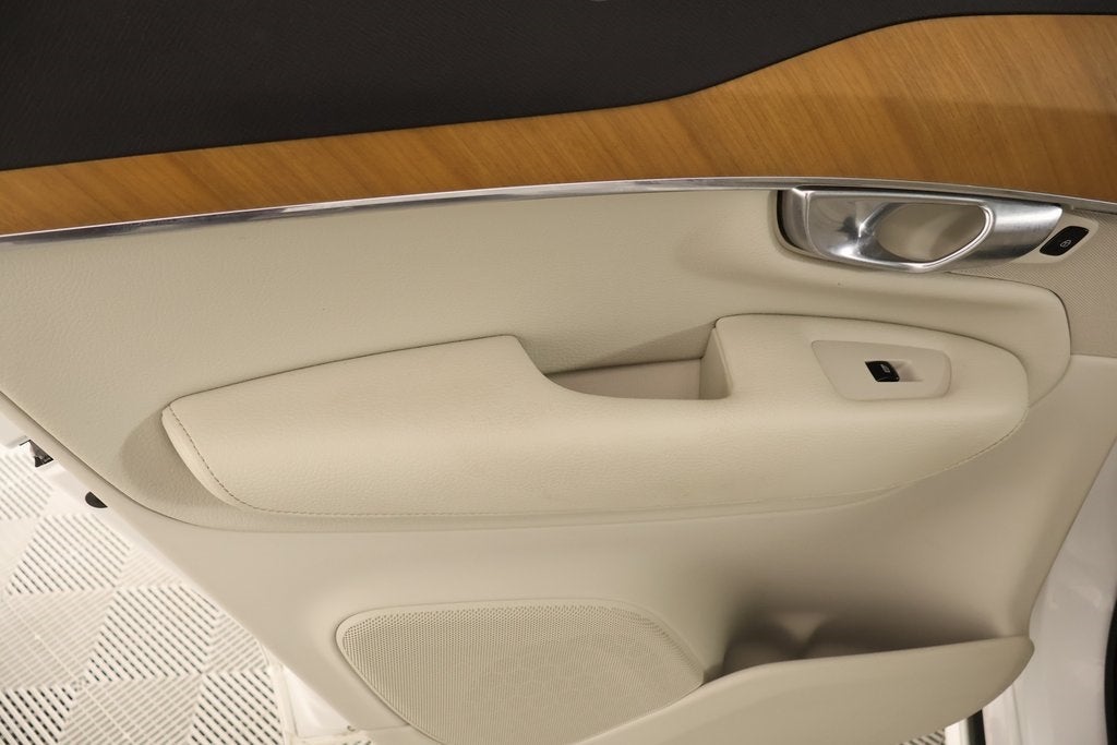 2022 Volvo XC90 T5 Momentum