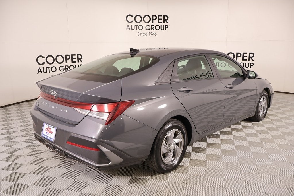 2024 Hyundai Elantra SE